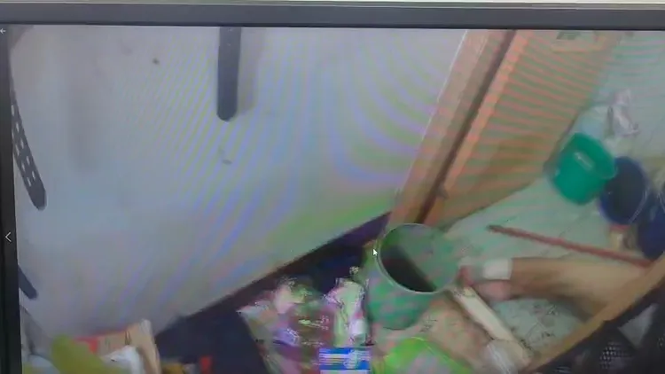 警方開門發現男子倒在浴室門口，腳上還有之前車禍受傷的繃帶。民眾提供