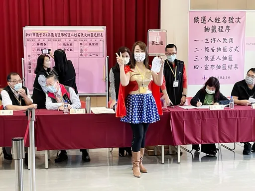 新北議員候選人扮「神力女超人」抽籤 盼為婦幼、弱勢族群續爭權益