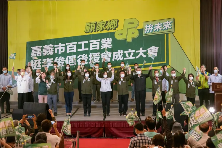 民進黨嘉義市長參選人李俊俋（前右4）23日成立嘉義市百工百業後援會，民進黨主席、總統蔡英文（前中）向民眾推薦李俊俋是名有豐富行政、立法經驗的人選。翻攝李俊俋臉書