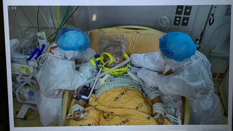 輔大醫院於疫情期間使用獨有的頭盔式通氣療法治療歐男。輔大醫院提供