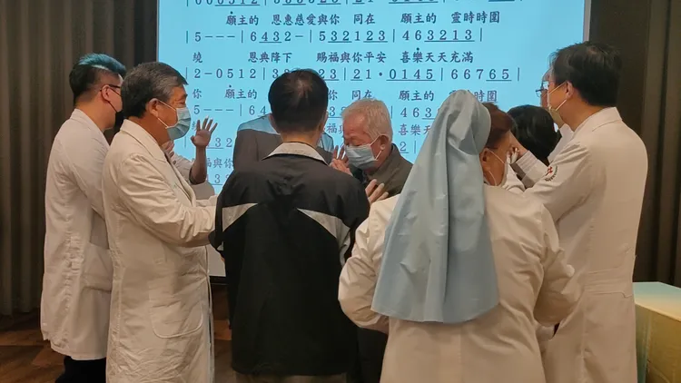 醫療團隊與修女替歐男唱詩歌慶祝。黃子騰攝