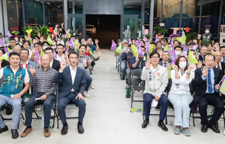 陳其邁現身鄭運鵬醫界暨六師後援會現場，受到熱烈歡迎！陳辦提供