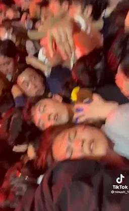 許多人被擠到「眼神死」。翻攝自抖音@temimikook