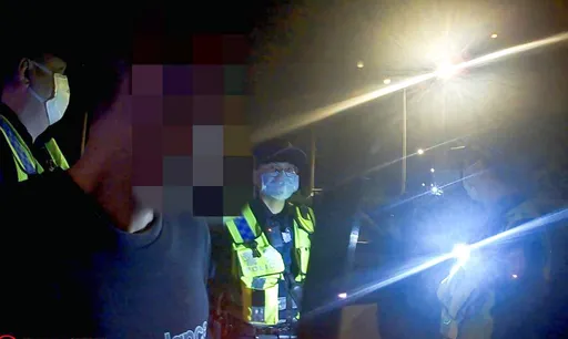 大園警臨檢卻遇乘客做這怪異舉動　心虛！原來是通緝男想躲