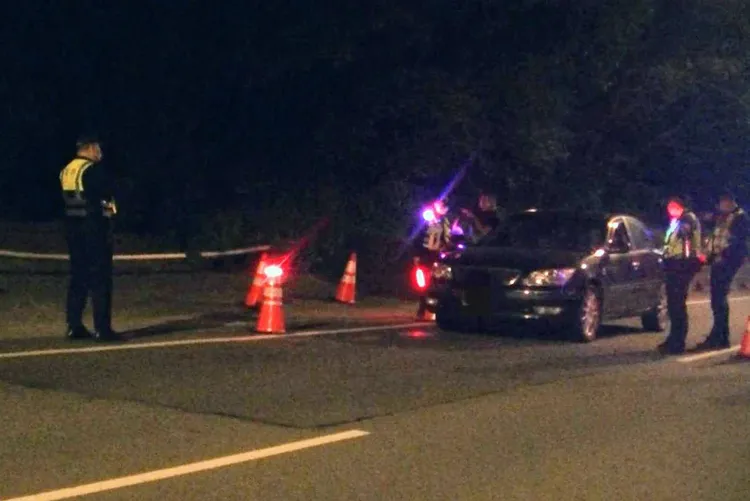 大園警方臨檢。大園警分局提供