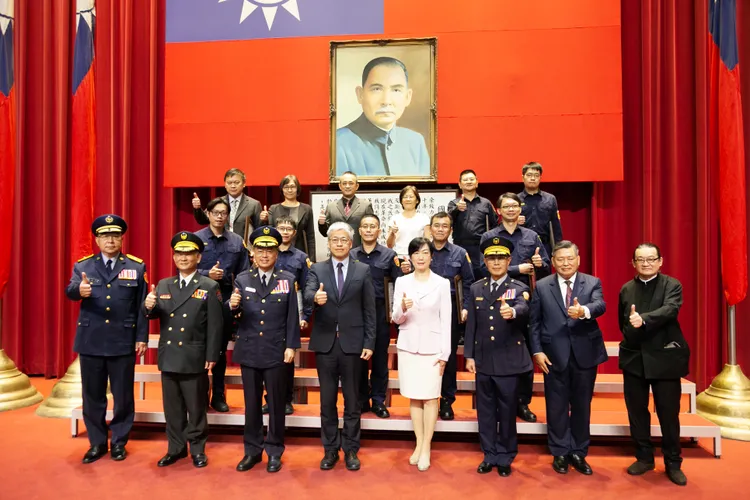 內政部次長吳堂安親臨主持警專校慶，警政署長黃明昭、消防署副署長簡萬瑤等到場觀禮。翻攝畫面