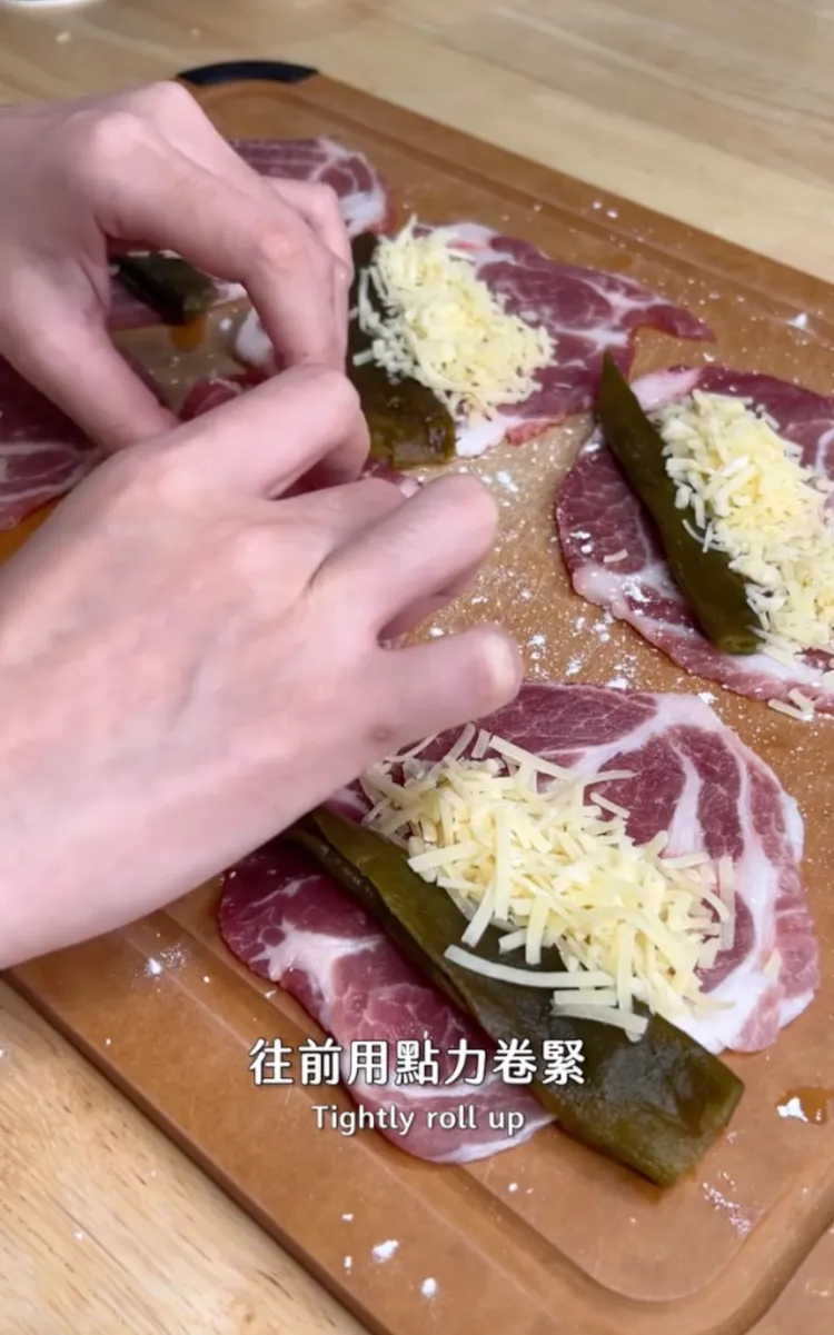 肉片、剝皮辣椒、起司，多層次美味讓人嘴饞。