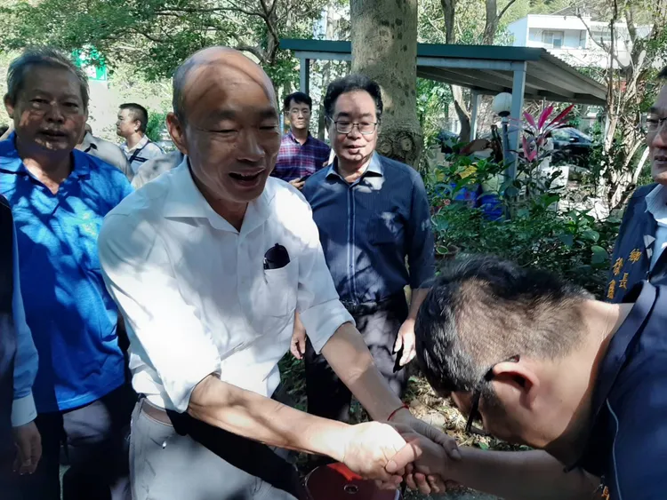 謝福弘拿出2年前陪同韓國瑜競選總部的相片，否認倒戈支持蔡英文。謝福弘競總提供