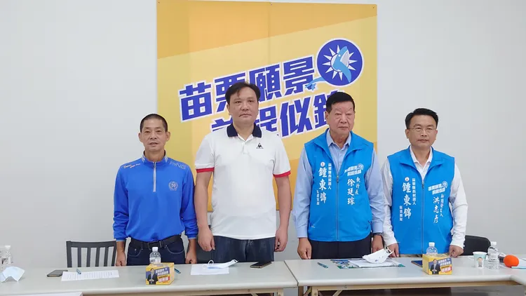 鍾東錦總部今天安排前西湖鄉農會理事長蕭駿逸（左2）、三義鄉民代表林盈富（左1）2人出面，指證確實有這場「密會」。鍾東錦競總提供