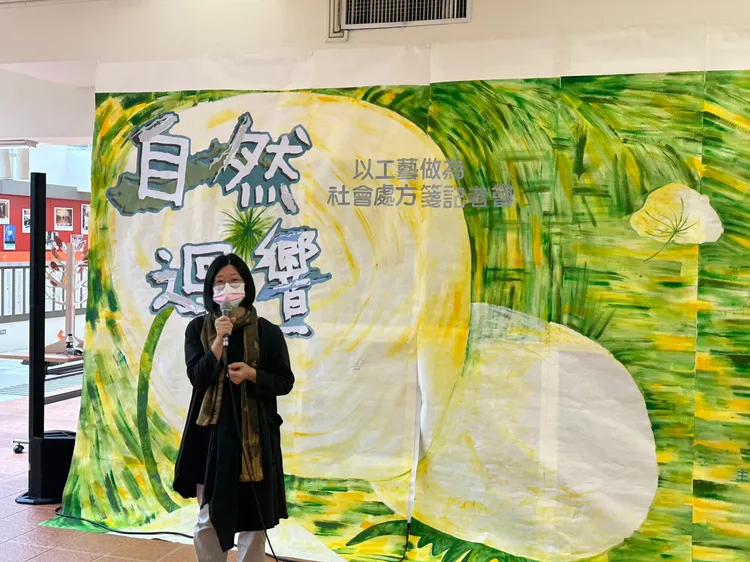工藝家謝淑慧說明這次「自然．迴響」展希望可以讓參觀的人暫時忘卻生活中的不安、焦慮，進而紓解壓力。台中榮總提供