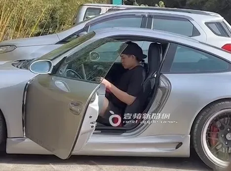 敖犬與曾奕翔一起上車離開。特勤中心攝