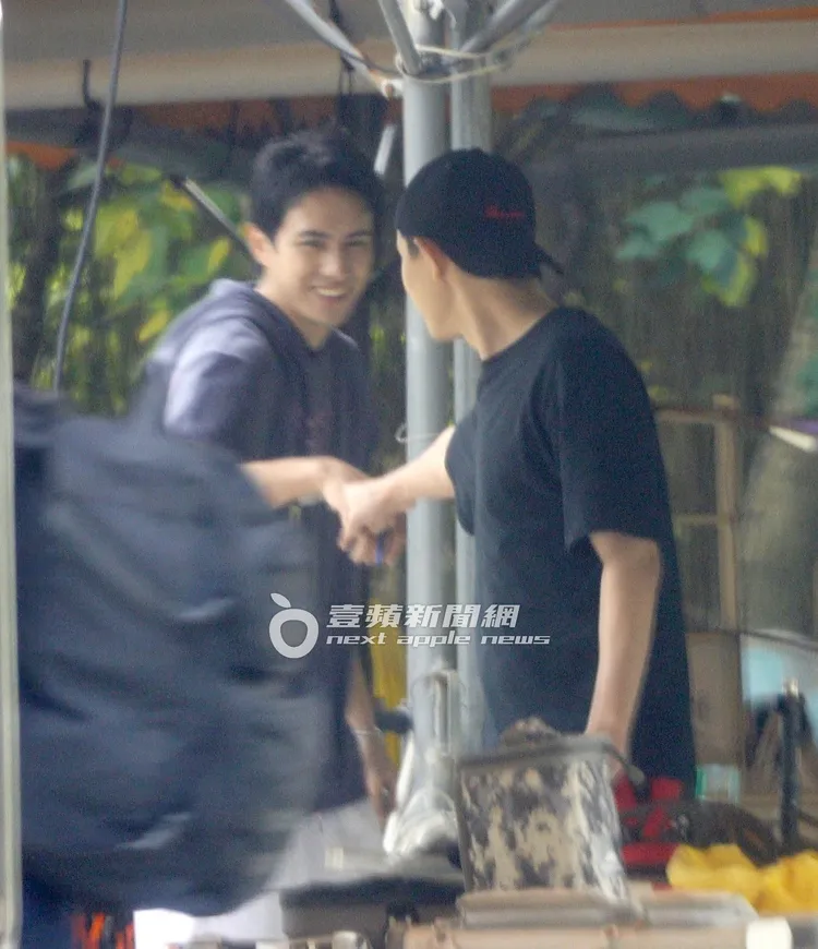 敖犬（右）與潘君侖擊拳後道別離開。特勤中心攝