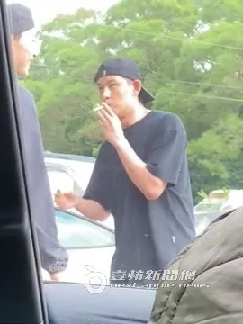 敖犬將菸叼在嘴上，大口大口的吸，相當享受短暫的放鬆時光。特勤中心攝、《壹蘋》提醒您，吸菸有礙身體健康