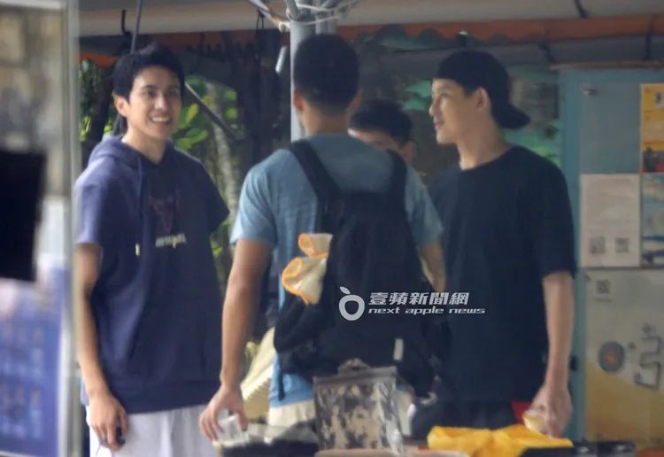 敖犬（右）與潘君侖及友人們站在一起聊天。特勤中心攝