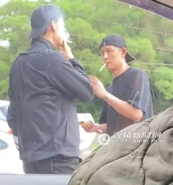 敖犬（右）與林志宇站在車旁準備抽起香菸聊天十分開心。特勤中心攝、《壹蘋》提醒您，吸菸有礙身體健康