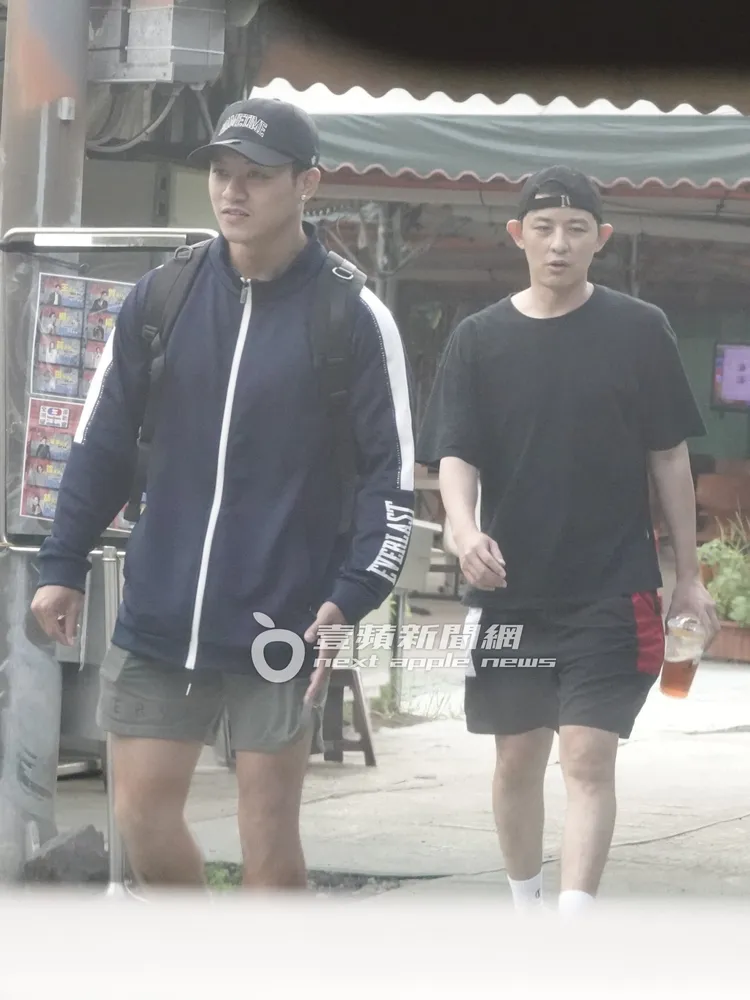 敖犬（右）與曾奕翔一起步出練習場。特勤中心攝