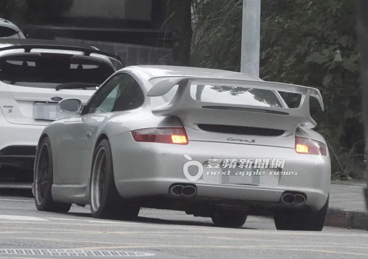 敖犬將要價563萬元起的Porsche 911 Carrera S違停在路邊紅線上。特勤中心攝