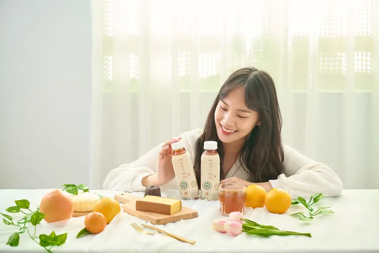 惜惜康普茶「香醇蜂蜜」使用百分之百天然蜂蜜，主打低卡、無香料，整瓶不到35大卡。業者提供