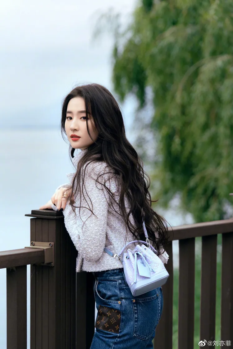 劉亦菲是LV的代言人。翻攝劉亦菲微博