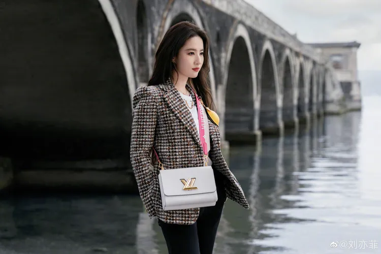 劉亦菲經常自套腰包購買LV，據傳還曾送過拍戲劇組每人1份LV禮物。翻攝劉亦菲微博