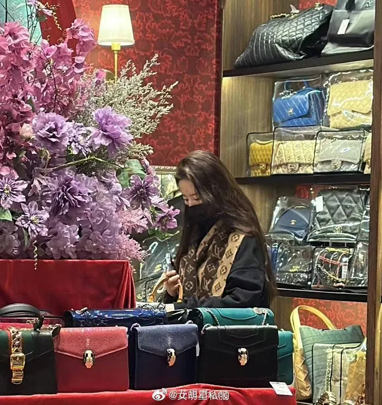 劉亦菲被捕捉到在北京逛精品二手店，據悉最後帶走了1咖LV麻將包。翻攝女明星私服微博