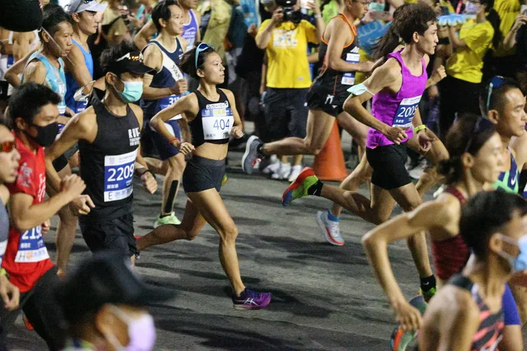 「高雄富邦馬拉松」恢復舉辦，今晨在高雄國家體育場開跑。市府提供