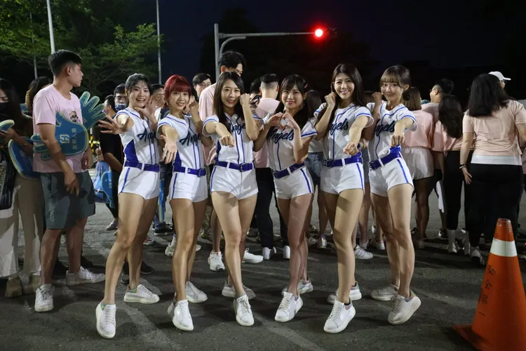 「高雄富邦馬拉松」路線環繞高雄8個行政區的主要景點。市府提供