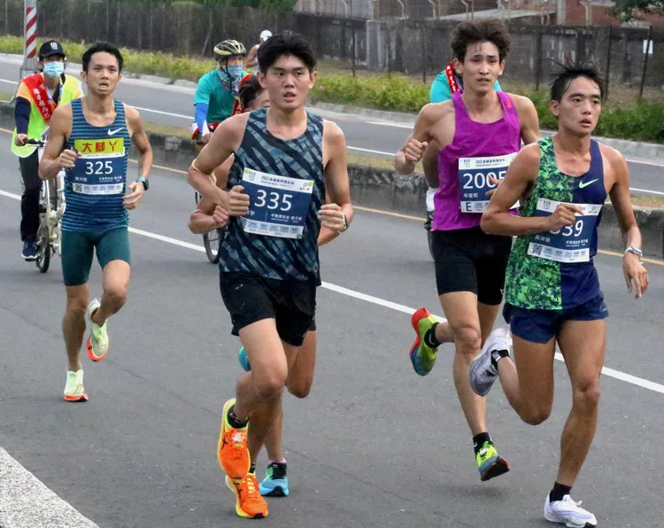 黃祥維（右1）以1小時11分3秒勇奪半馬男子組冠軍寶座。運發局提供