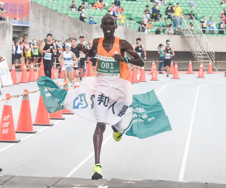 全馬男子組冠軍由來自肯亞的Geoffrey Kiprotich Birgen以2小時21分19秒拿下。運發局提供