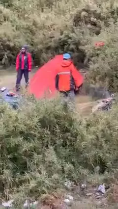 2名男子就地用噴槍焚燒垃圾，旁邊山友勸阻不了蒐證。翻攝臉書社團《靠北登山大小事》