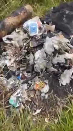 部份垃圾還未完全焚燒，臭味熏天。翻攝臉書社團《靠北登山大小事》