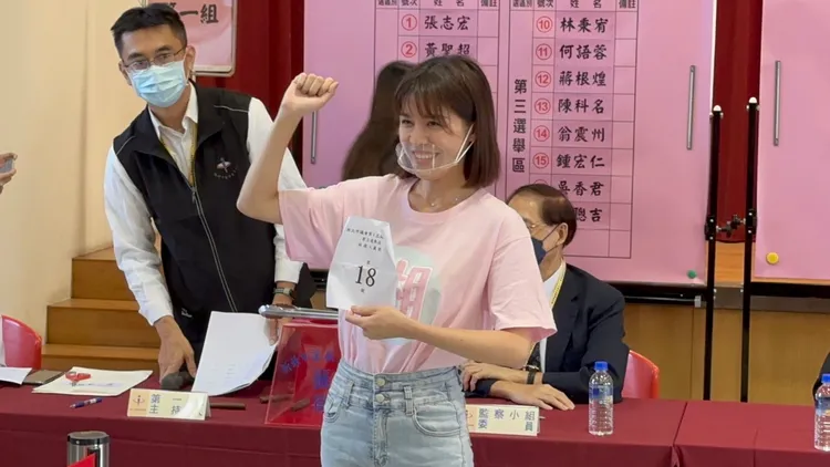 競爭對手何淑峰遭到判刑定讞，將取消候選資格，戴湘儀收到多通恭喜簡訊，但她卻更顯擔心。曾佳俊攝