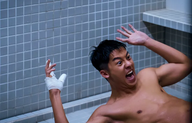 許光漢「全裸吊鋼絲」扮醜。金盞花大影業提供