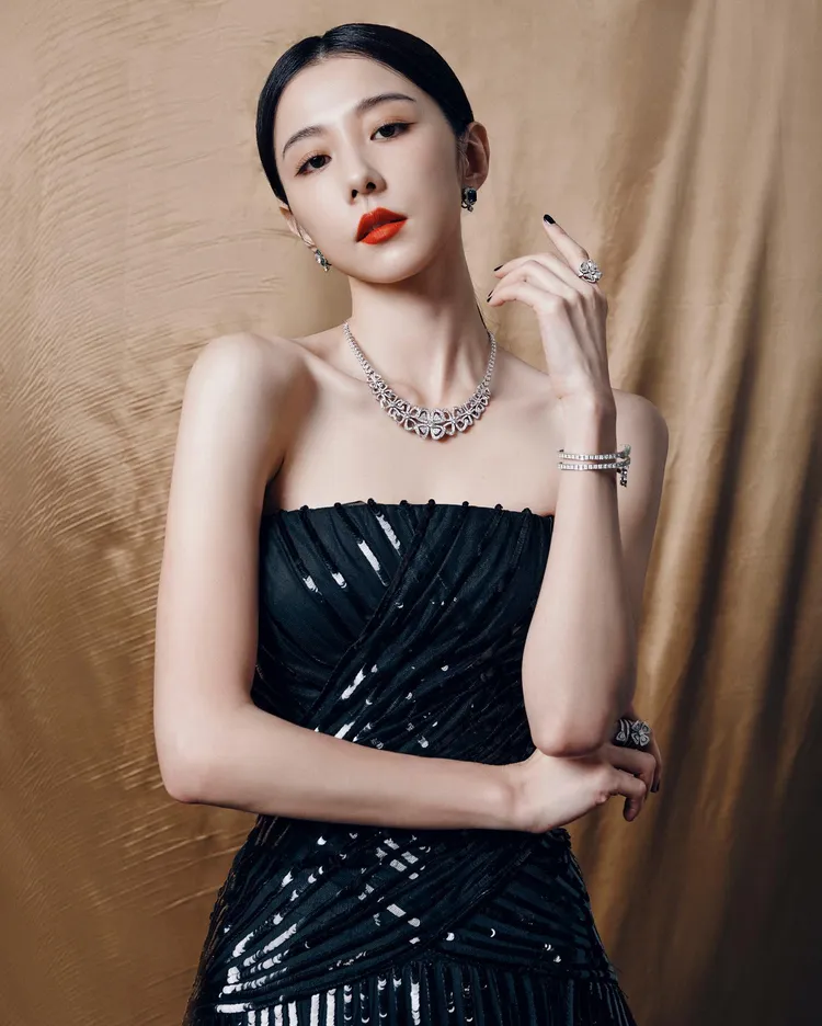 邵雨薇穿上禮服秀21纖腰。翻攝邵雨薇臉書