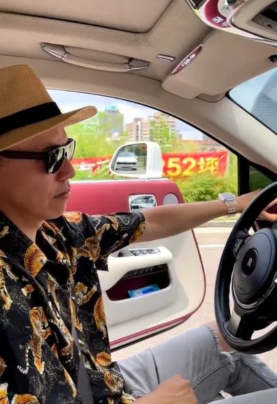 車門自動關上。