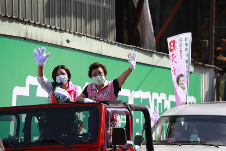 東南區民進黨籍市議員邱素貞交棒給女兒陳雅惠，抽中8號希望選民「選8號陳雅惠，您會發發發！」陳雅惠提供