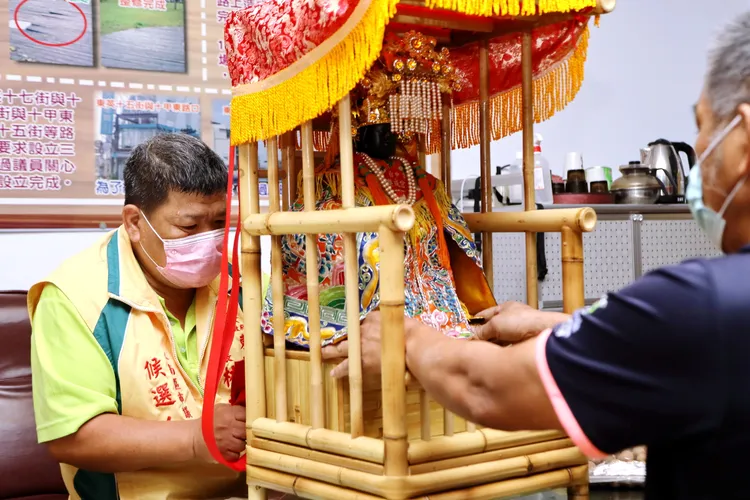 媽祖信徒林文仲請到百年樂成宮媽祖廟二媽坐鎮競選總部，今天特別邀請媽祖陪同抽籤，希望效法媽祖愛人助人的慈悲服務。林文仲提供