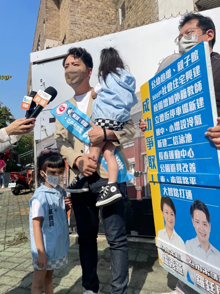 現任東南區市議員羅廷瑋今天抱著兩個寶貝一起前往區公所抽籤，希望爭取連任打造孩子更好的未來城市。羅廷瑋提供