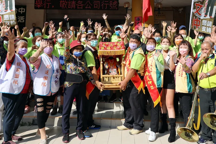 林文仲在樂成宮媽陪同下完成抽籤號次5號，支持者也喊出「林文仲服務5告讚！」口號。林文仲提供