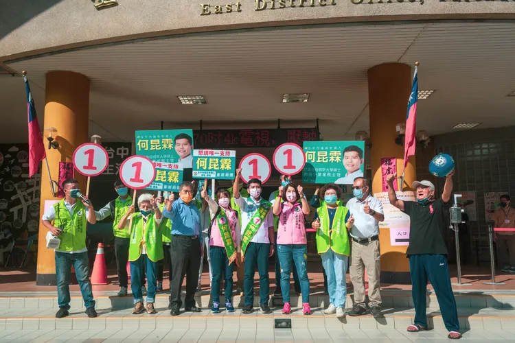 東南區「何家班」何昆霖接棒父親何敏誠，抽中1號喊出「1馬當先」、「台中行動派何昆霖一定贏」口號。何昆霖提供