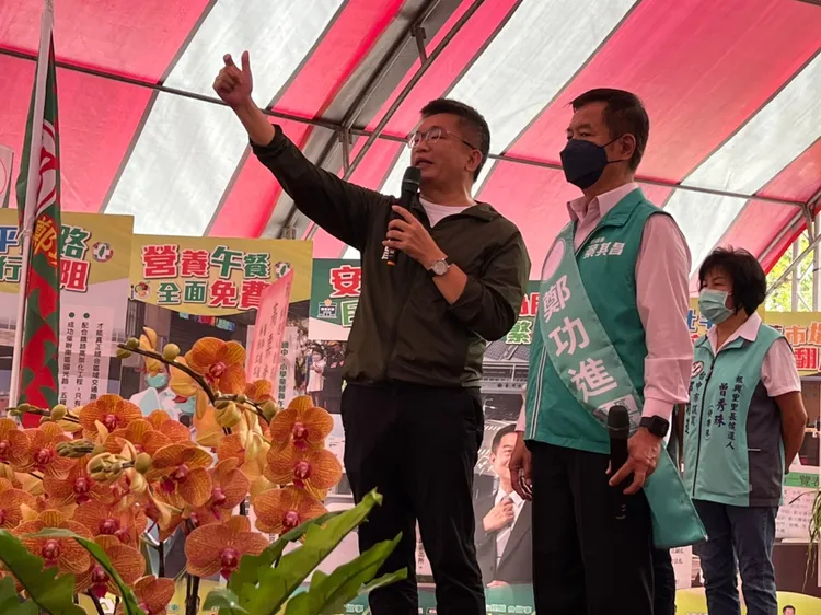 爭取連任的民進黨東南區市議員鄭功進長期關懷街友等社會底層服務備受肯定，今天抽中東南區壓軸11號。鄭功進提供