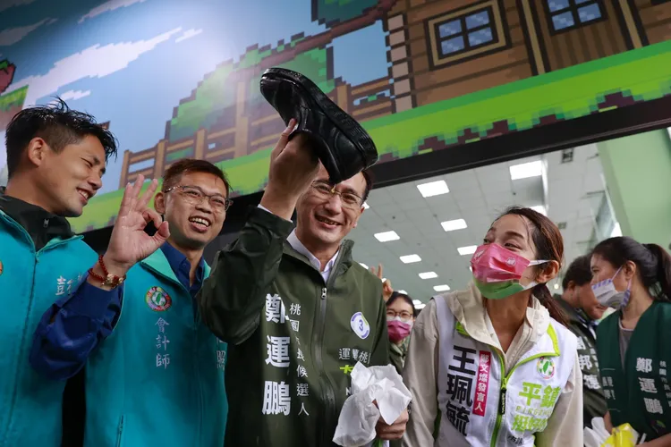 鄭運鵬也笑說，一場車隊下來他幾乎全身溼透，車掃尾聲還直接脫鞋倒水，可見風雨之大。鄭運鵬競辦提供