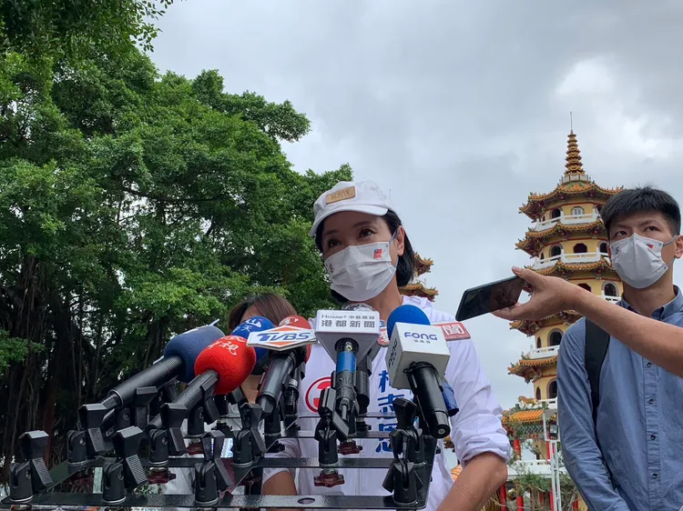 柯志恩說，陳其邁當行政院長、柯志恩當市長，大家共組高雄隊。柯辦提供