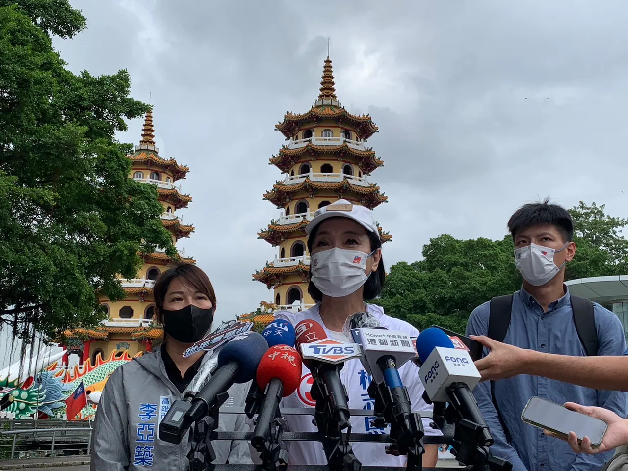 柯志恩今與國民黨議會kk陣線成員在蓮池潭騎腳踏車拜票。柯辦提供