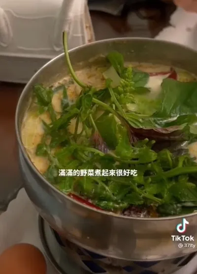 湯頭濃郁，加入滿滿的野菜很好吃。