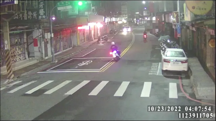 陳男以為沒被警方發現，悠哉地騎車在泰山明志路一段時，被前來攔截的警員逮捕。警方提供