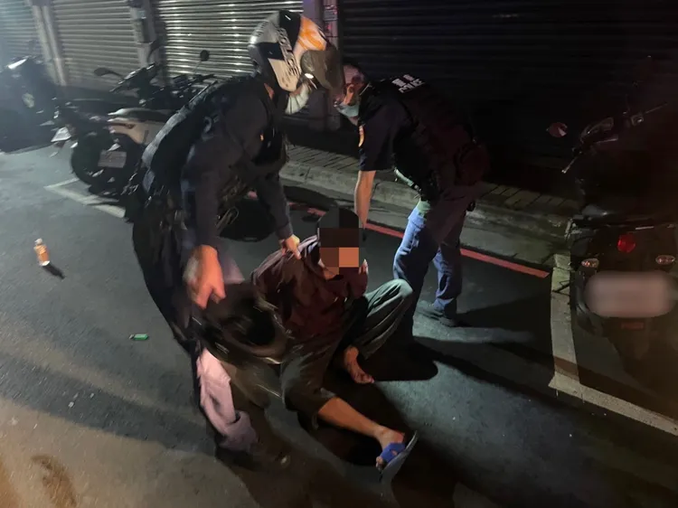 警員熟記特徵後，發現逃逸的陳男，立刻上前壓制逮捕。警方提供