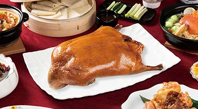 凱華樓中華料理推出很受消費者歡迎的「中唐燒尾鴨合宴」，四人套餐原價9999元+10%，線上旅展優惠價7999元。業者提供