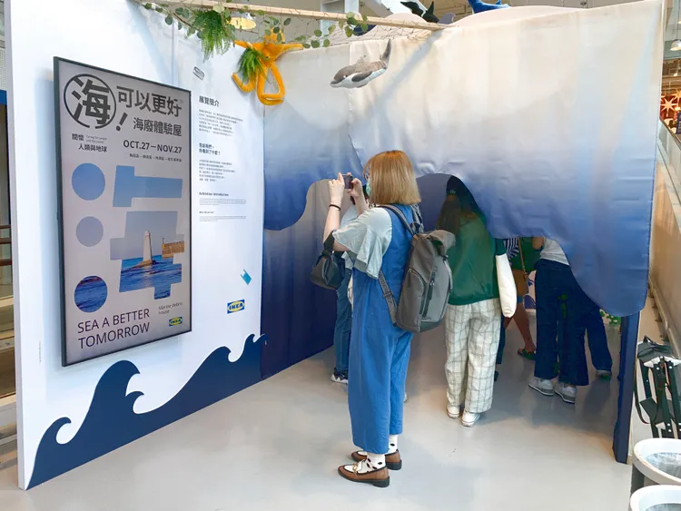 即日起-11/27與海廢體驗屋合照並依規定上傳，就有機會獲得價值1萬元的北海岸祕境一日遊。劉欣欣攝