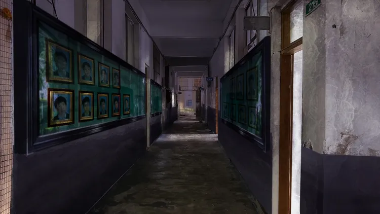 《聰明鎮》各式場景由台灣金馬團隊操刀設計，力求延續漫畫詭譎風格，並融入台灣特色場景，希望帶領觀眾享受全新的驚悚體驗。奇蹟映畫所提供